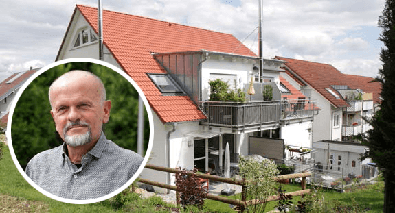Gl�ckliches Ehepaar vertraut auf Immobilienmakler Muster Immobilien