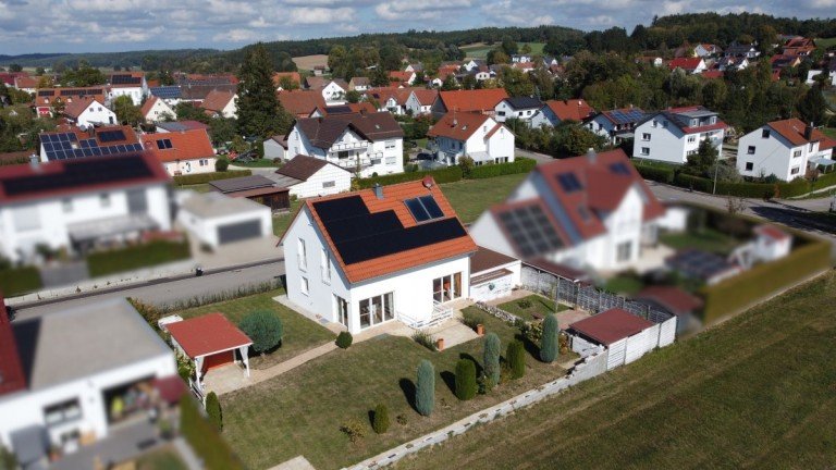 Luftbild 1 Roggenburg Einfamilienhaus S�dl�ndisches Flair - Einfamilienhaus mit Gartenidylle und Doppelgarage - direkt am Feldrand